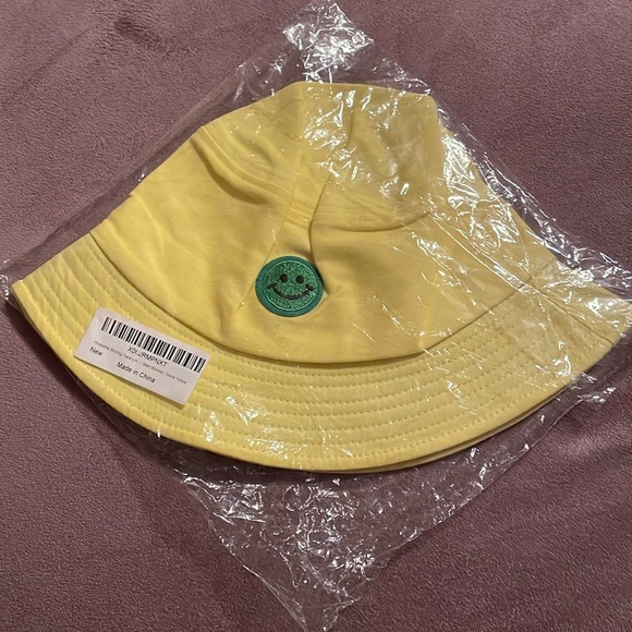 Yellow cotton adjustable bucket hat with a smiley face NIB - Picture 1 of 6